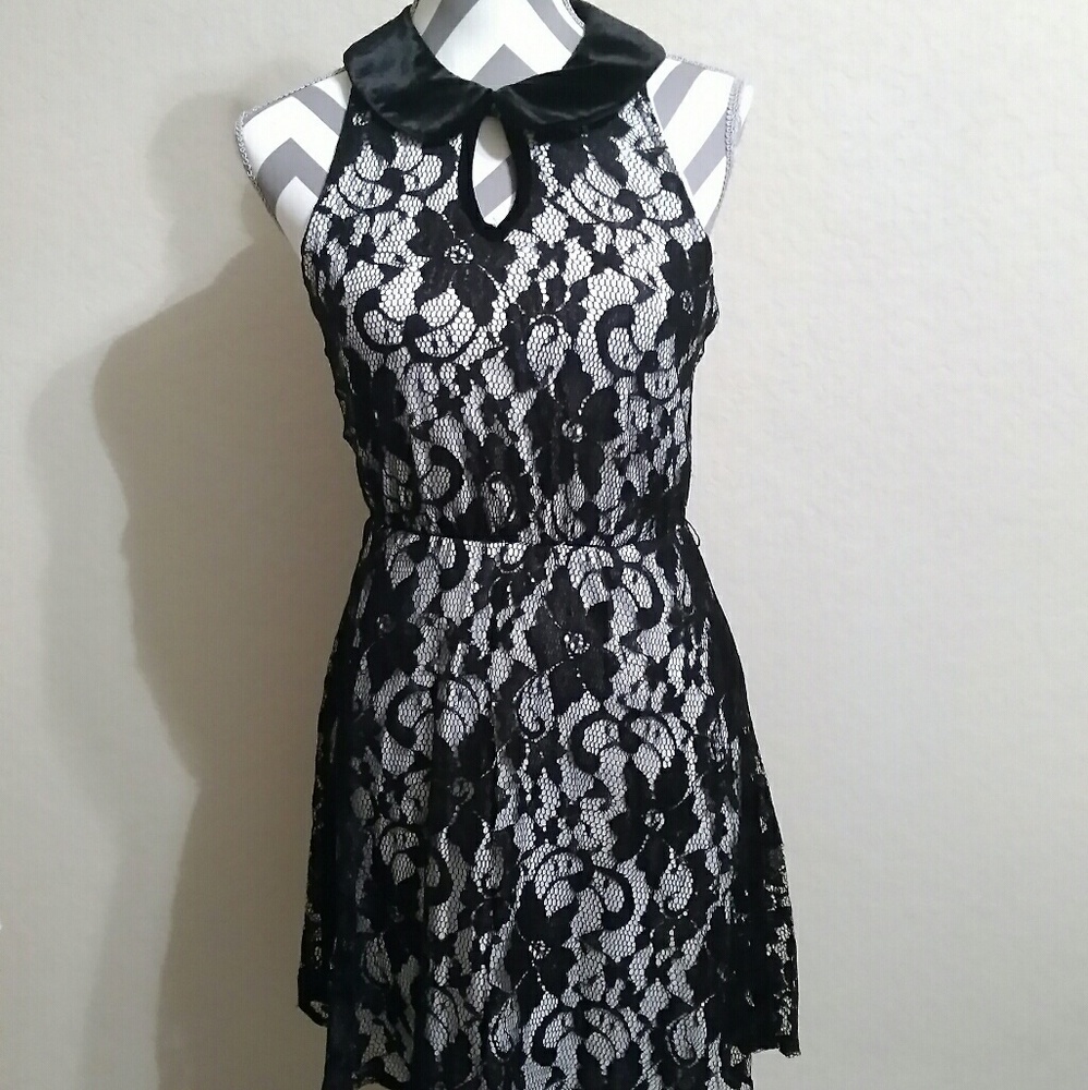 Mini Dress with lace, Peter Pan collar 
Size Small